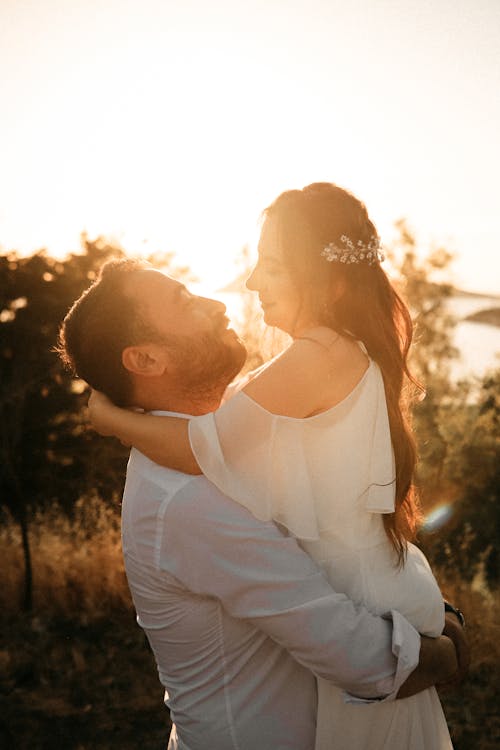 Foto profissional grátis de afeição, amor, carregando