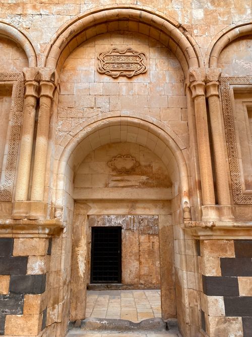 Free Explore a detailed stone archway showcasing exquisite architectural craftsmanship. Stock Photo