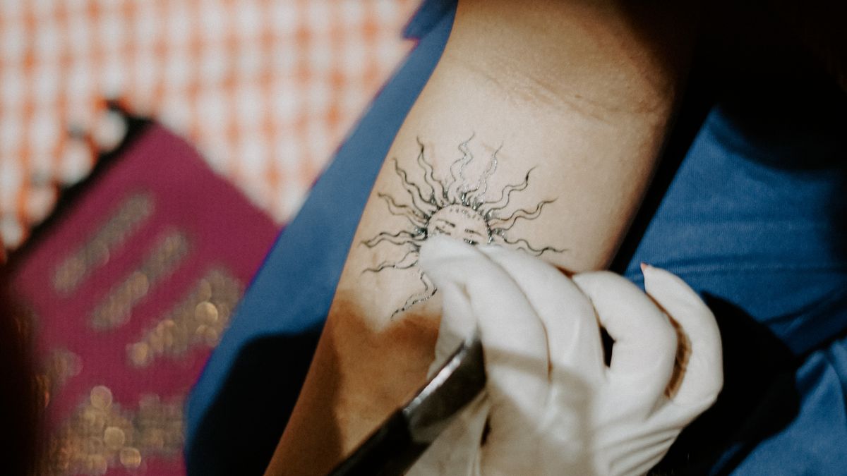 Tatouages bio-luminescents : la tendance futuriste de 2026 - illustration