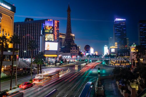 Free Captivating night view of Las Vegas Strip with vibrant traffic and iconic hotels. Stock Photo