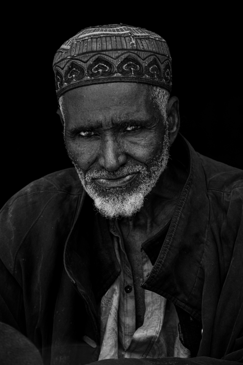 Free Striking black and white portrait of an elderly man with a kufi hat, showcasing deep wisdom and character. Stock Photo