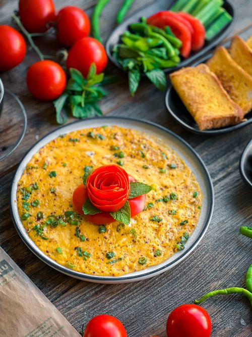 Free Appetizing omelette served with fresh vegetables and toast, perfect for brunch. Stock Photo