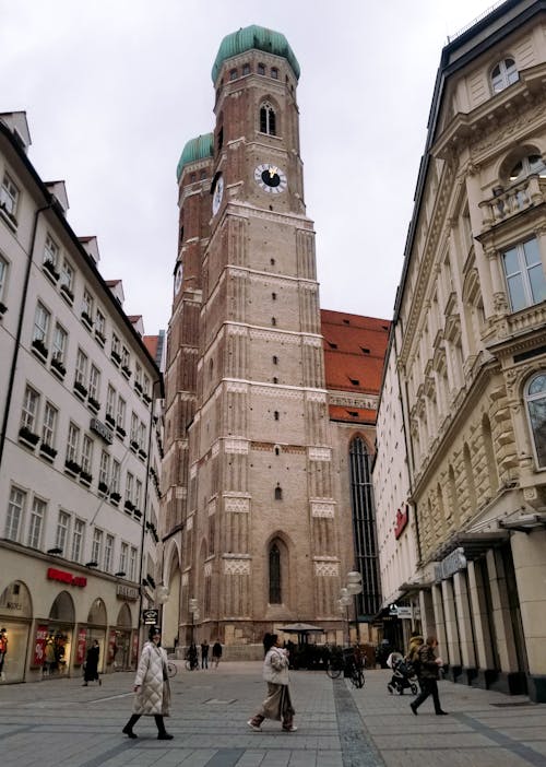 คลังภาพถ่ายฟรี ของ frauenkirche, คนกำลังเดิน, ตึก