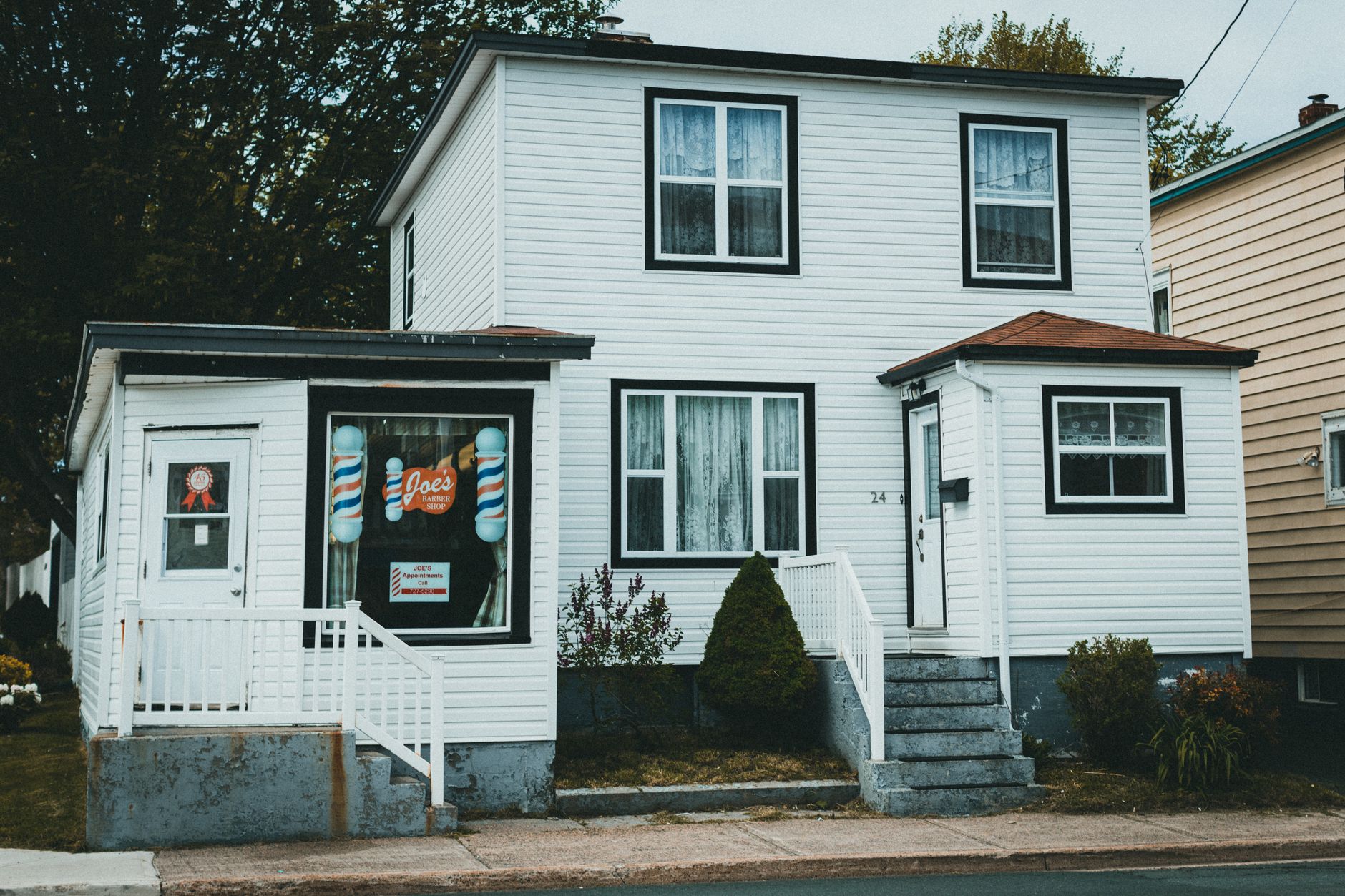How Small Businesses Build Client Trust in an AI-Driven World