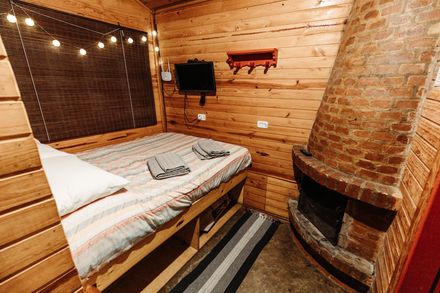 Timber guest room with a brick hearth — photo by Matheus Bertelli on Pexels