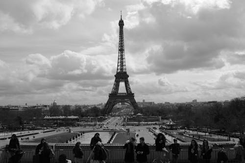 Ilmainen kuvapankkikuva tunnisteilla eiffel-torni, harmaasävyt, ihmiset