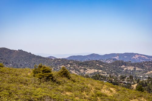 Free Beautiful mountain scenery with lush greenery and clear blue sky, perfect for nature enthusiasts. Stock Photo