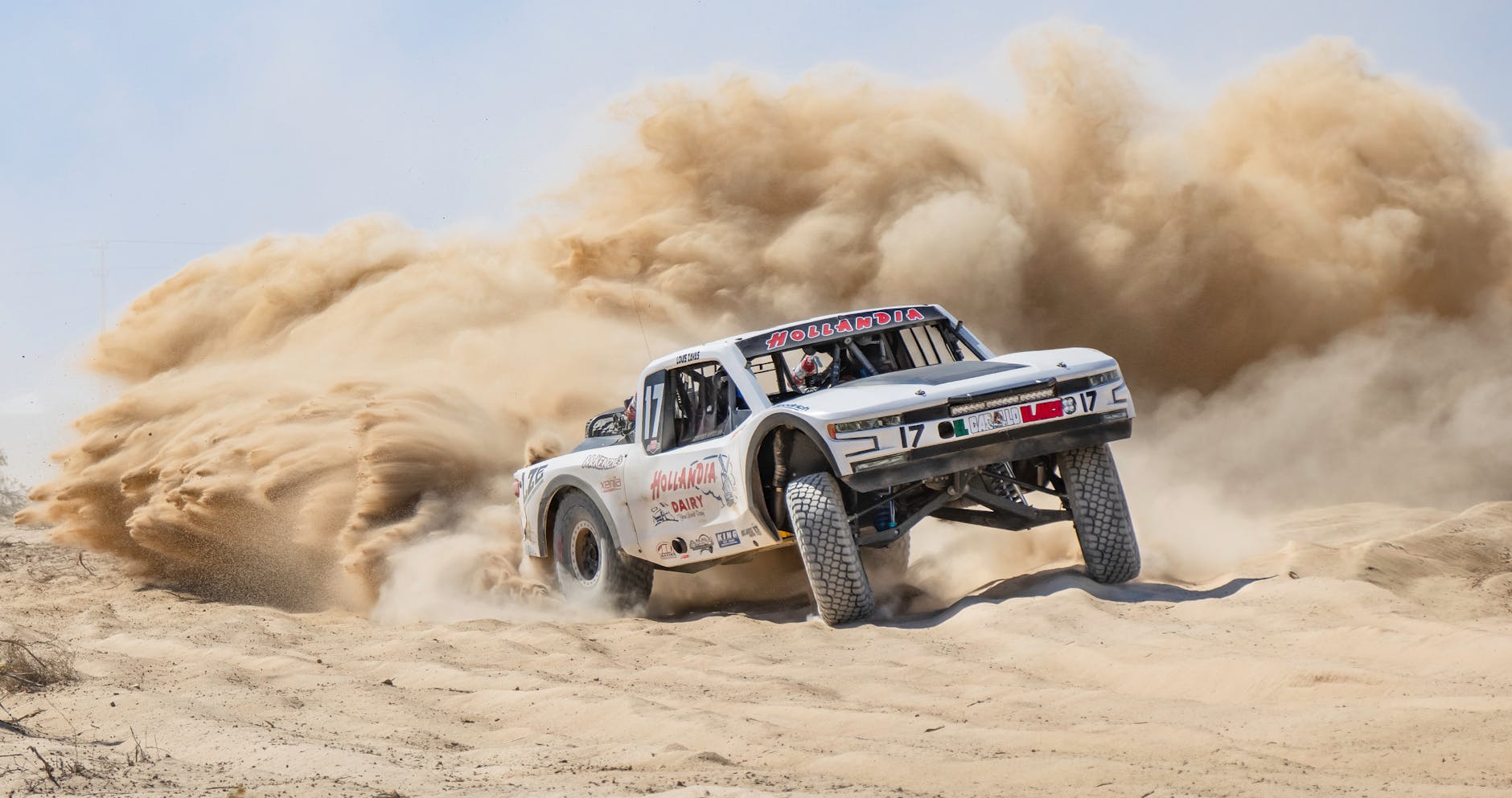 Un camion Baja dans une course du désert