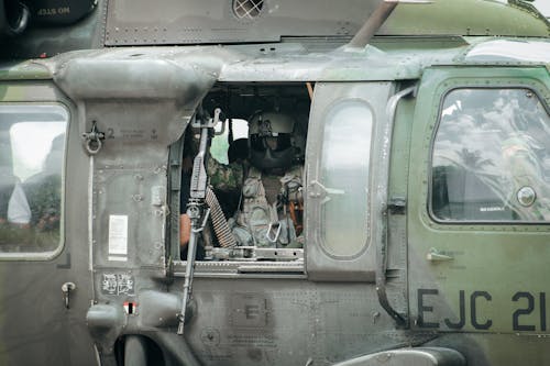 Darmowe zdjęcie z galerii z helikopter, personel wojskowy, samolot wojskowy