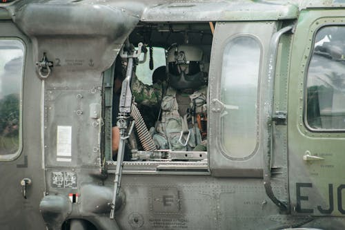 Kostnadsfri bild av helikopter, maskingevär, militär personal