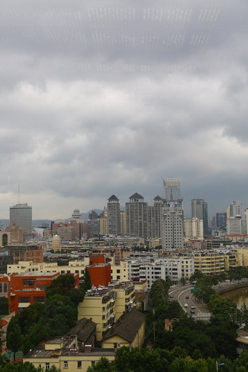 Foto d'estoc gratuïta de cel ennuvolat, ciutat, edificis