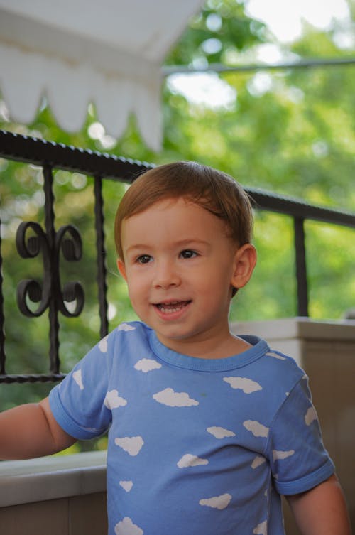 balkon, balkondaki bebek, bebek içeren Ücretsiz stok fotoğraf