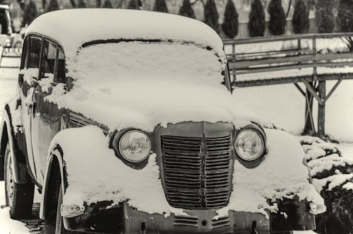 araba, gri tonlama, kar içeren Ücretsiz stok fotoğraf