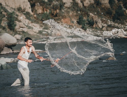 adam, atmak, balık ağı içeren Ücretsiz stok fotoğraf