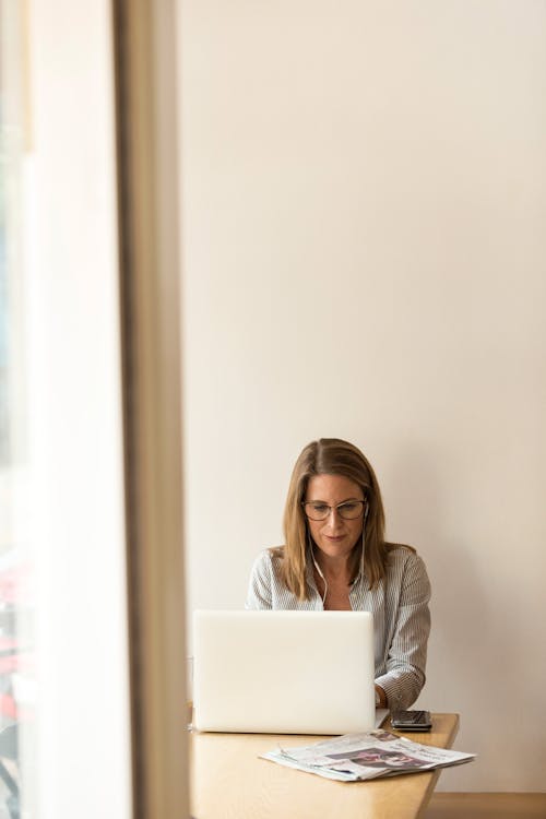 Kostenlos Frau, Die Sitzt, Während Laptop Verwendet Stock-Foto