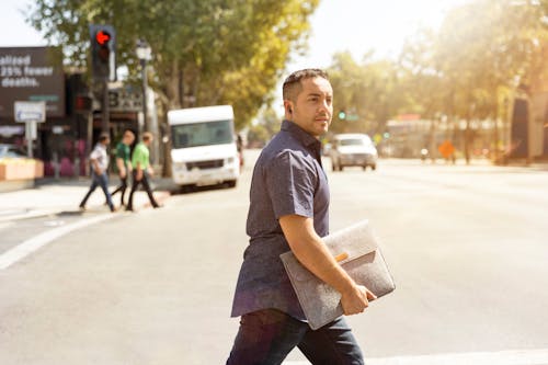 Uomo Che Tiene La Cartella Che Attraversa La Strada