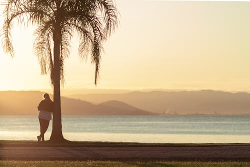 Woman relaxing in front of the sea.