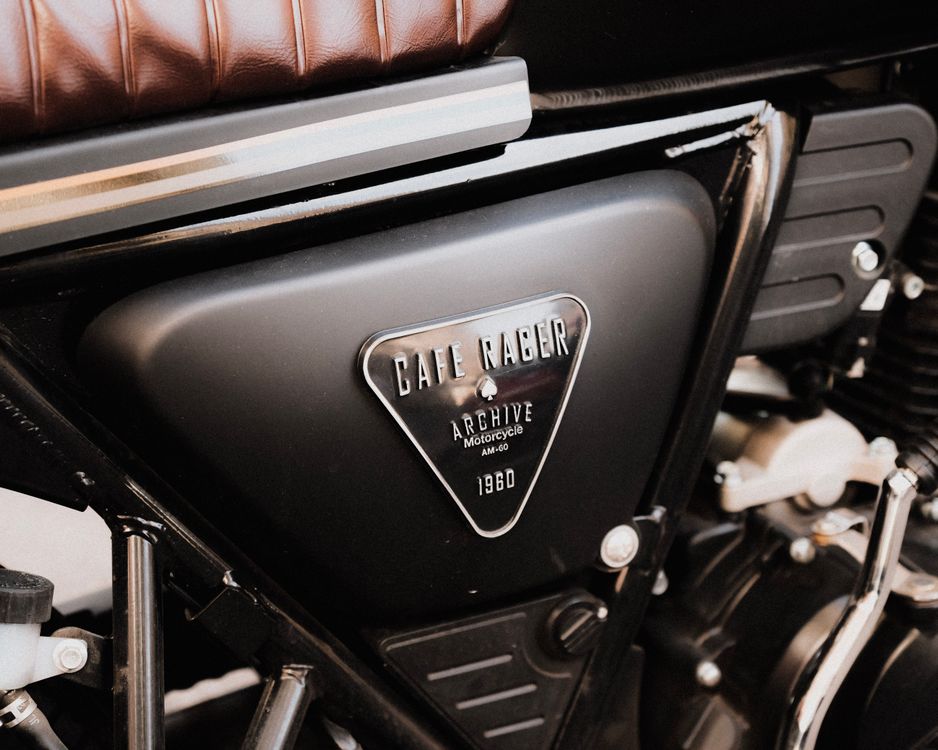 Detalhe de tanque de moto café racer com acabamento minimalista