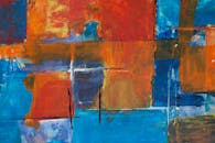 这幅丙烯酸抽象画以充满活力的蓝色和橙色色调呈现出丰富多彩的效果