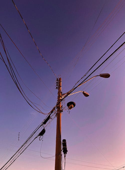 Бесплатное стоковое фото с вертикальный выстрел, линии электропередачи, небо