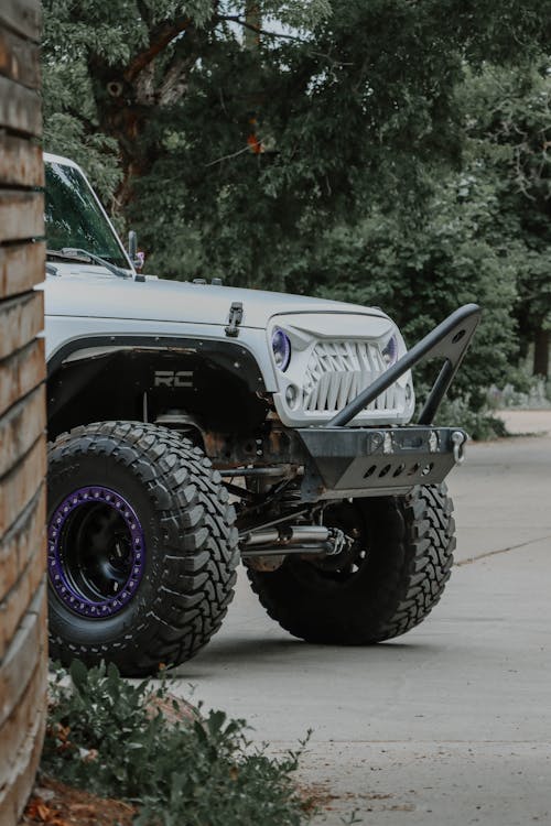 Foto d'estoc gratuïta de arbres, jeep, mur de maons