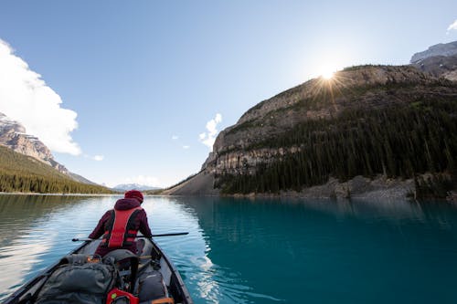 Persona En Bote En Cuerpo De Agua Entre Islas