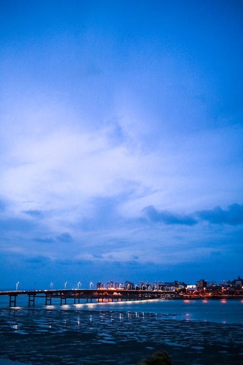 Darmowe zdjęcie z galerii z błękitne niebo, infrastruktura, most