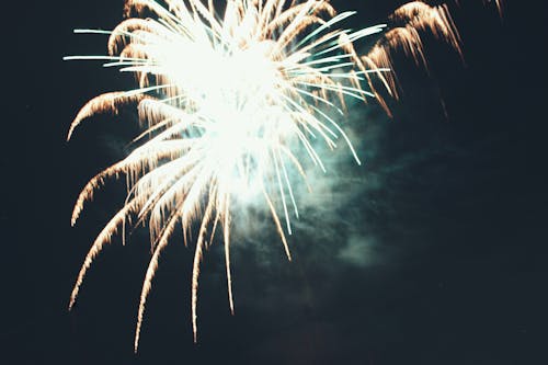無料 夜間の花火の写真 写真素材