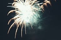 迷人的烟花在夜空中绽放，是新年或节日的完美活动