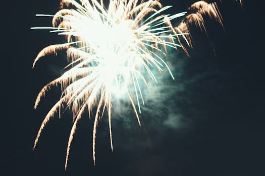 迷人的烟花在夜空中绽放，是新年或节日的完美活动