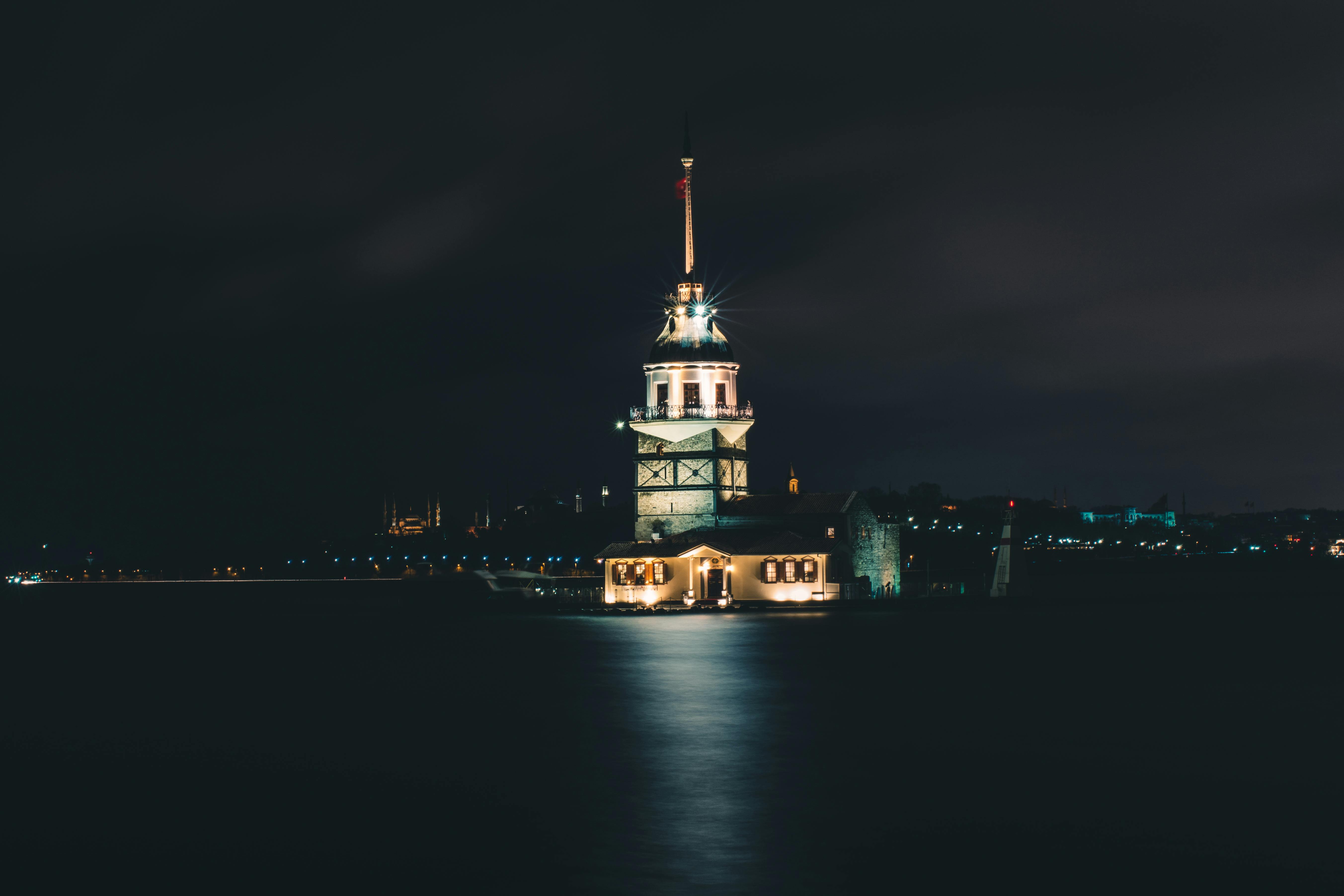 伊斯坦布尔的夜空中，少女塔在长曝光镜头下发出令人惊叹的光芒