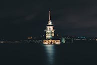 伊斯坦布尔的夜空中，少女塔在长曝光镜头下发出令人惊叹的光芒