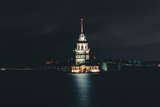 伊斯坦布尔的夜空中，少女塔在长曝光镜头下发出令人惊叹的光芒