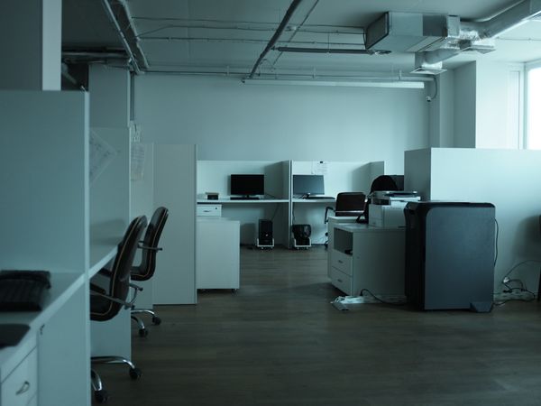 Sala comercial moderna com estações de trabalho