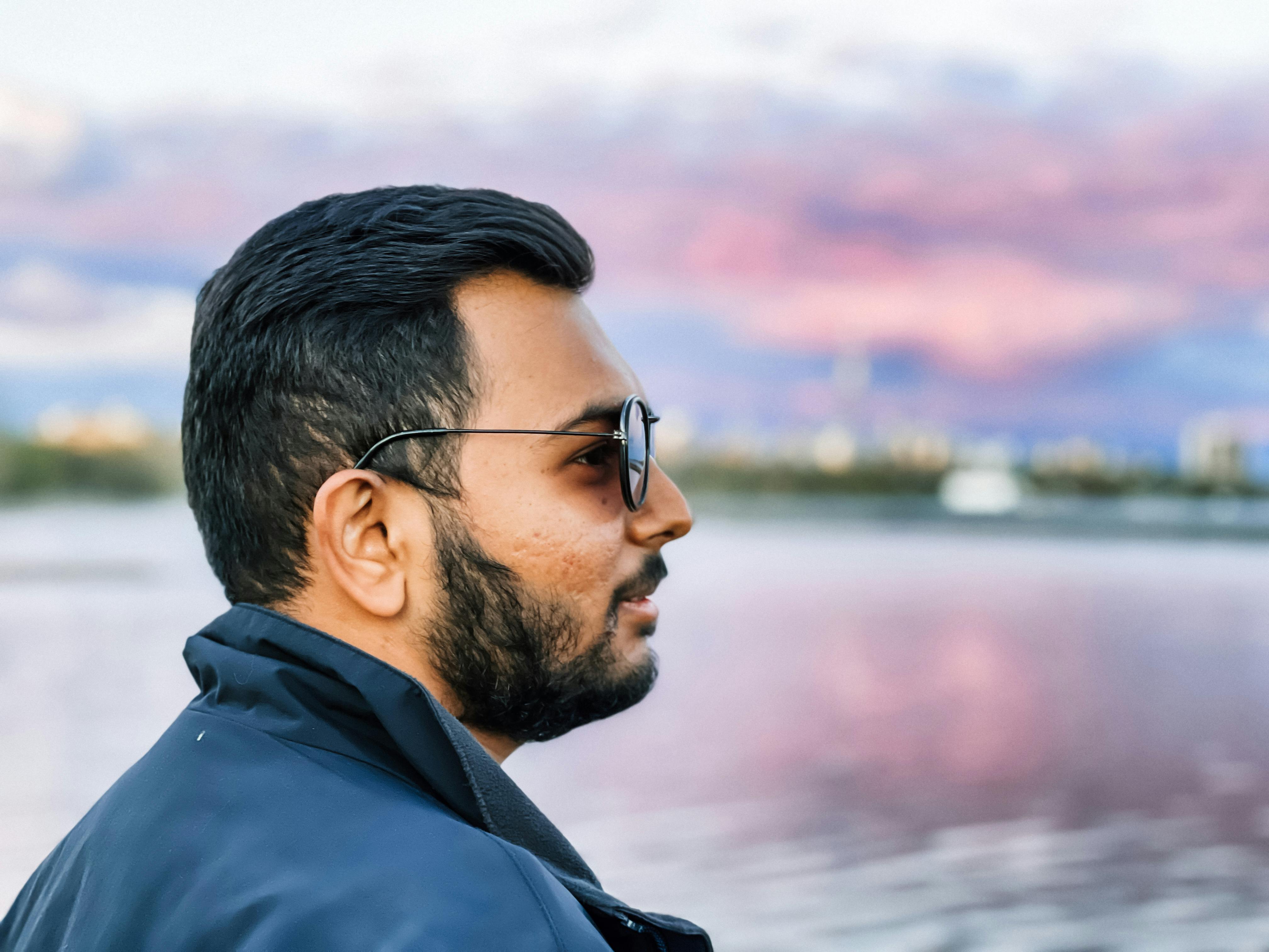 Guapo Hombre De Moda Con Gafas De Sol En Una Chaqueta Blanca Con