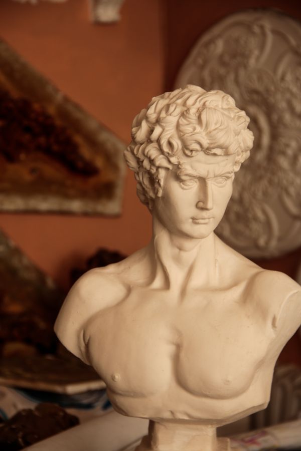 Marble bust in an artist's studio — photo by Rahime Çiftçi on Pexels