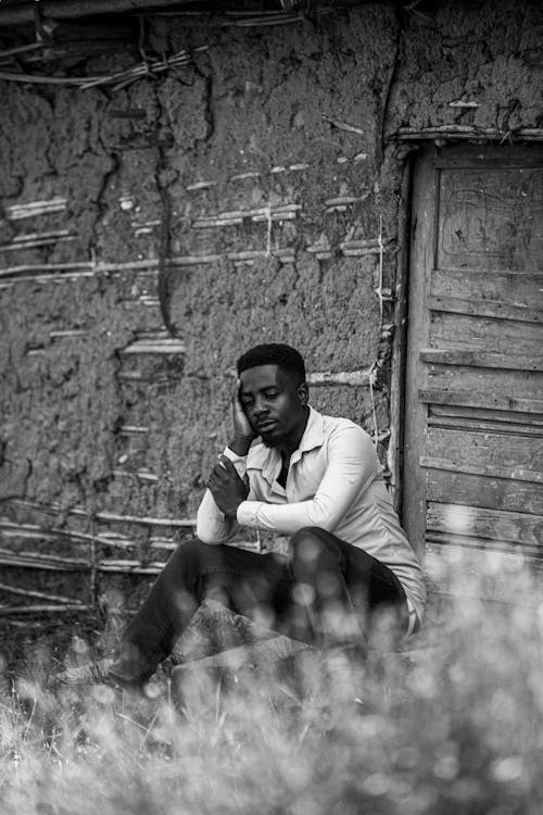 Ilmainen kuvapankkikuva tunnisteilla afrikkalainen mies, ajatteleminen, harmaasävyt Kuvapankkikuva