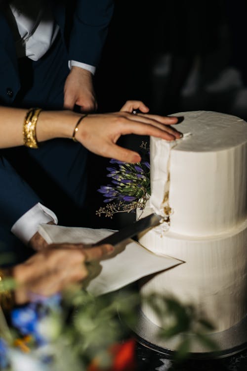 Základová fotografie zdarma na téma dort, řezání dortu, Svatební dort