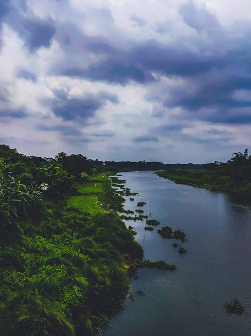 Foto stok gratis alam, langit mendung, sungai