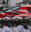日本京都的文化街游行，特色在于传统服装和红色雨伞