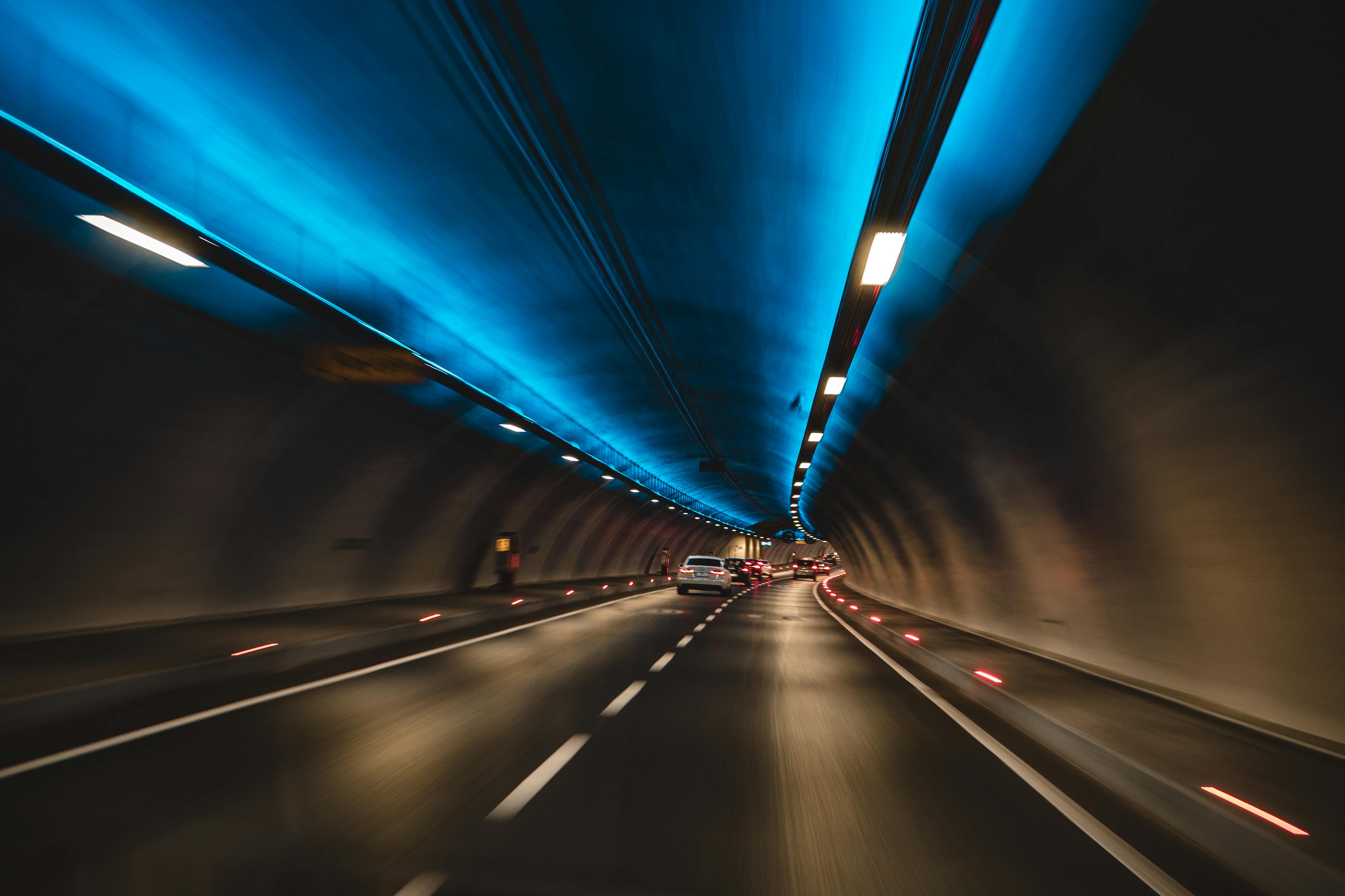 遊戲中時光倒流攝影在隧道中的汽車