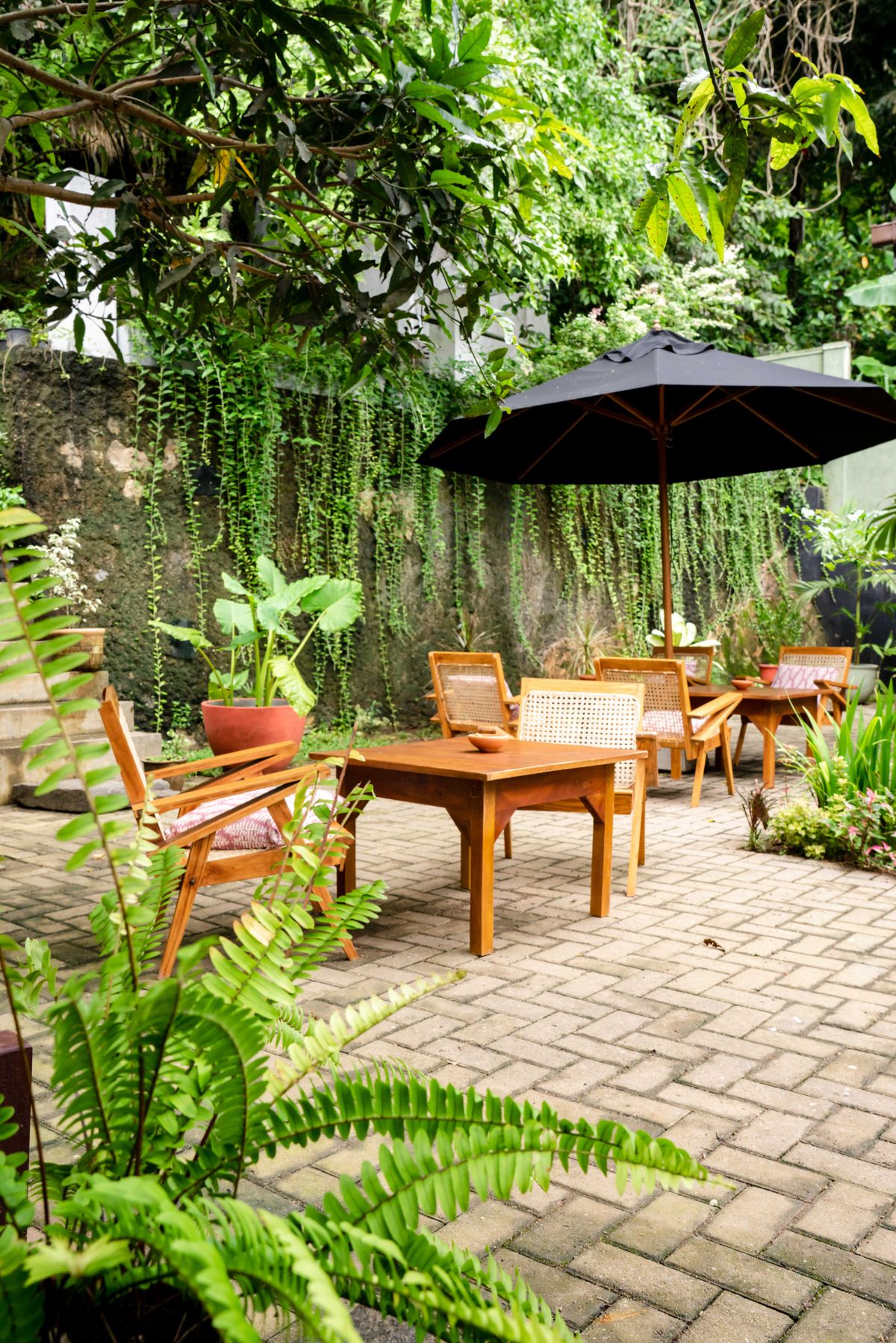 Jardin verdoyant avec mobilier de terrasse