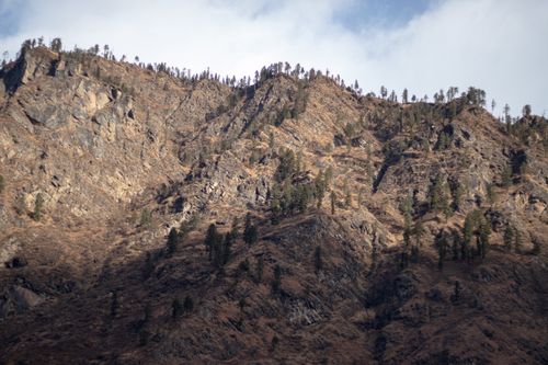 Free Majestic rocky mountain landscape in Sosan, Himachal Pradesh, India under a clear sky. Stock Photo