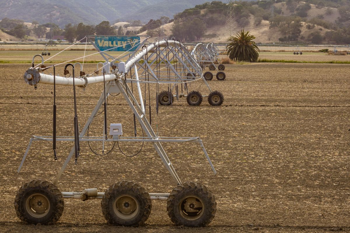Sistema de riego de gran longitud sobre una parcela agrícola
