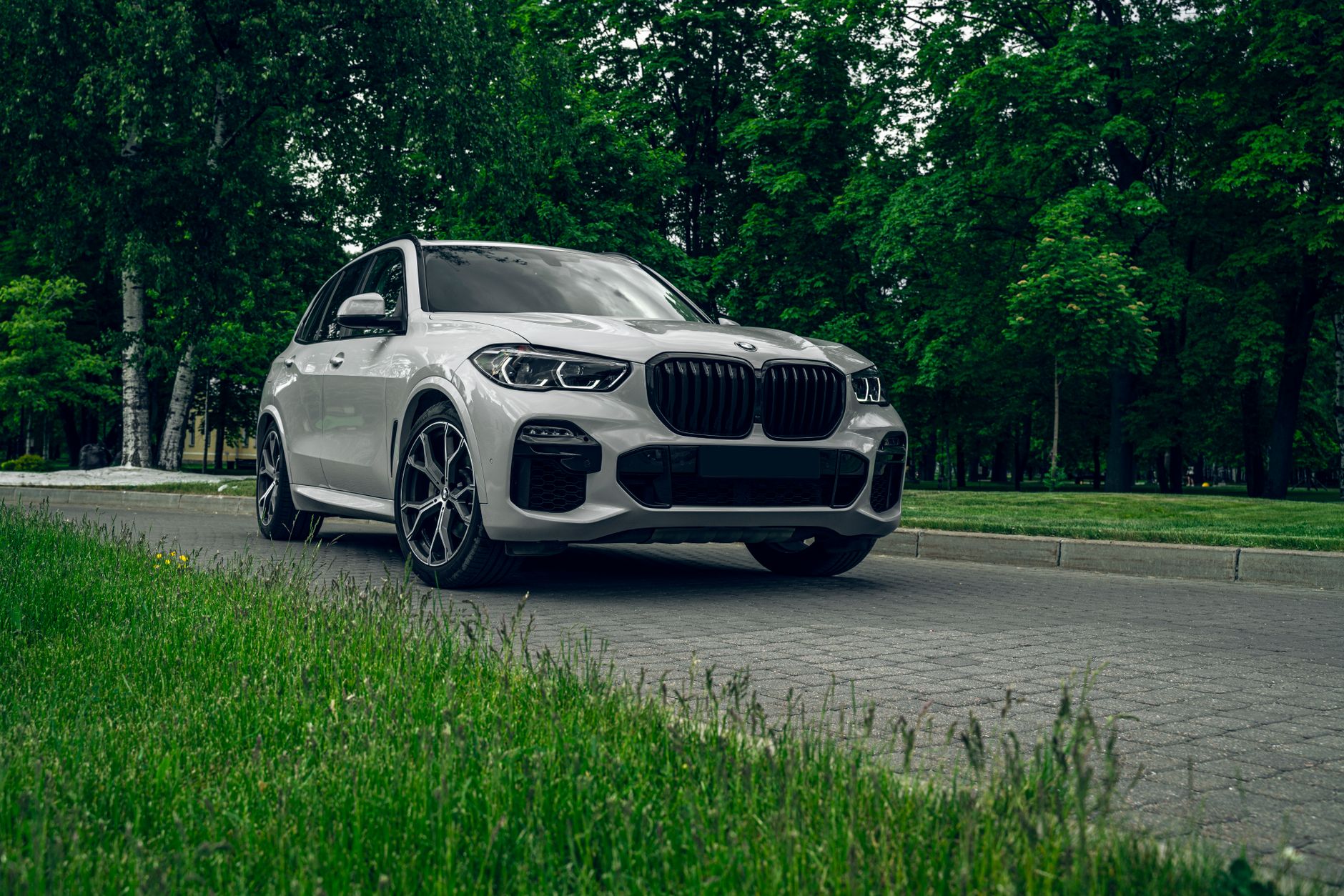 Der dicke SUV vor dem Reihenhaus