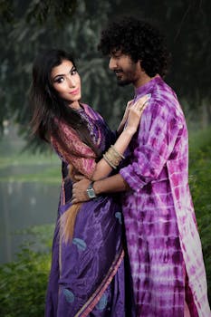 一对情侣身着传统服装，在户外相拥，传递着浪漫与温暖