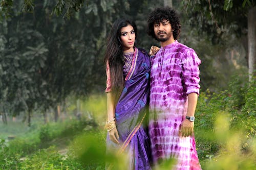 Женщина в фиолетовом и красном платье сари