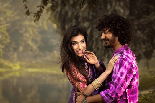 宁静的河边，情侣相拥微笑，洋溢着幸福和浪漫