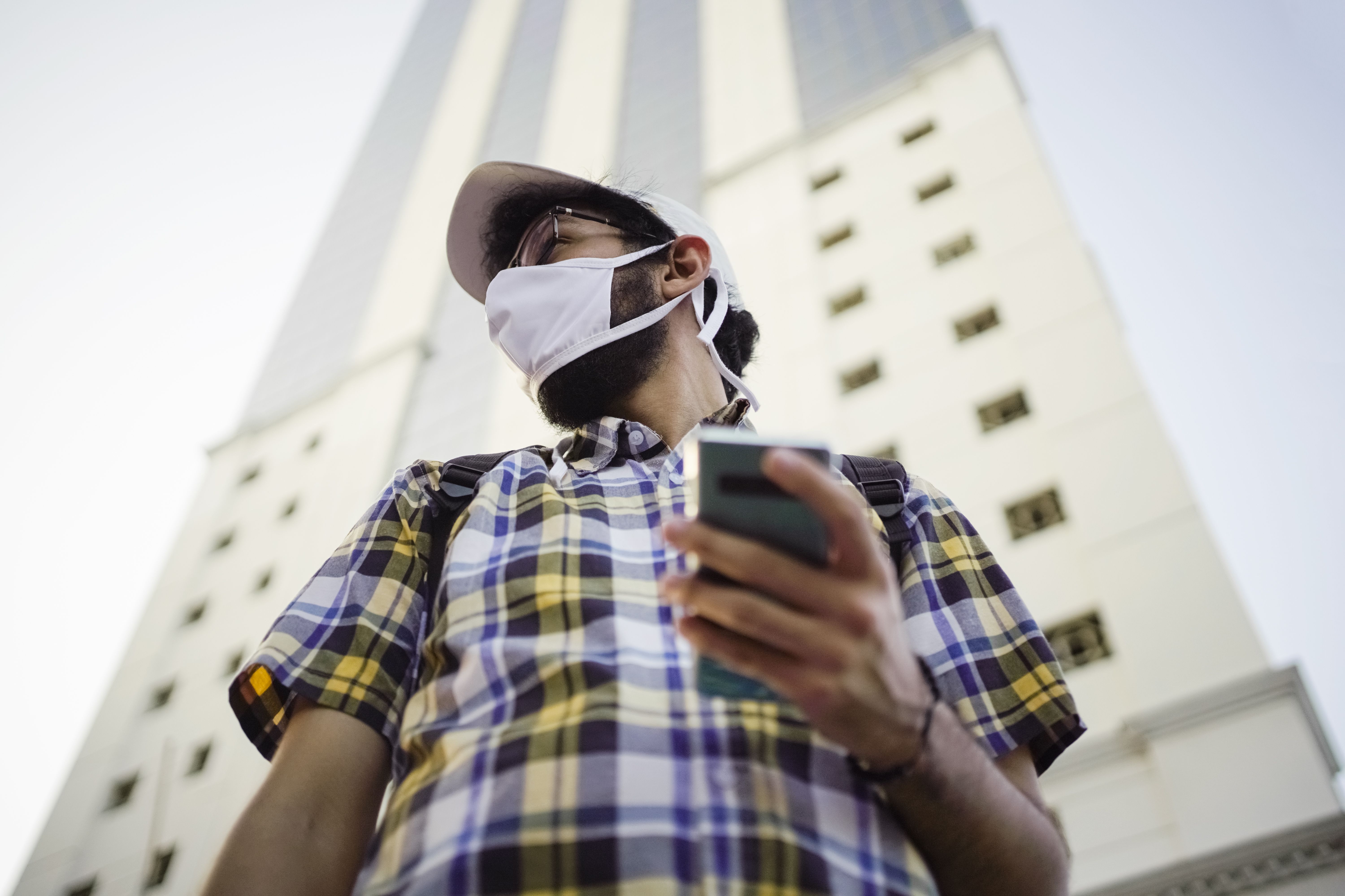 Citizen registering police report on smartphone — Juridico
