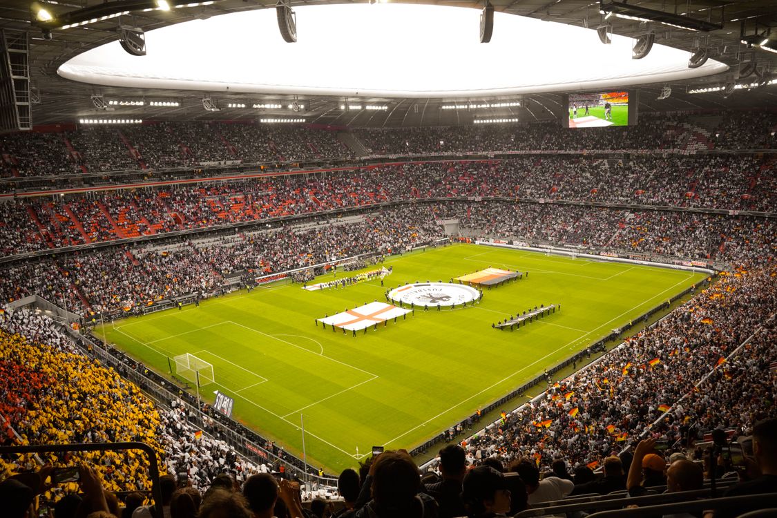 Voetbalfans juichen in een stadion